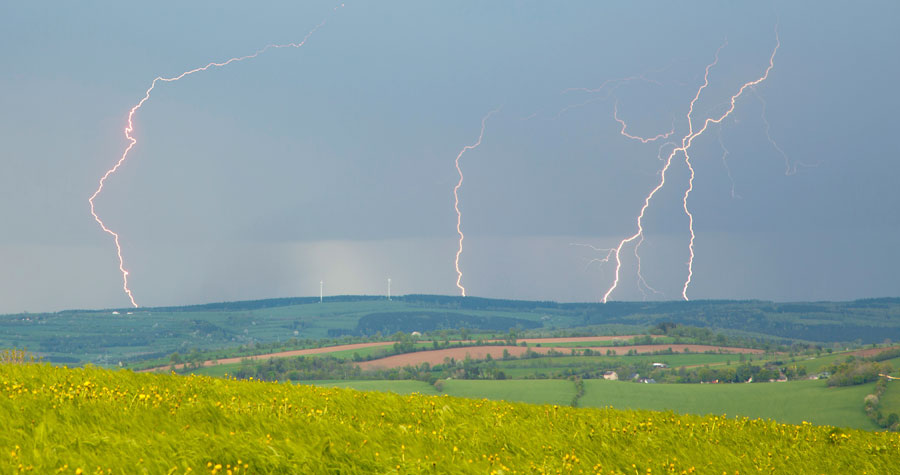 Ein Gewitter über die Landschaft